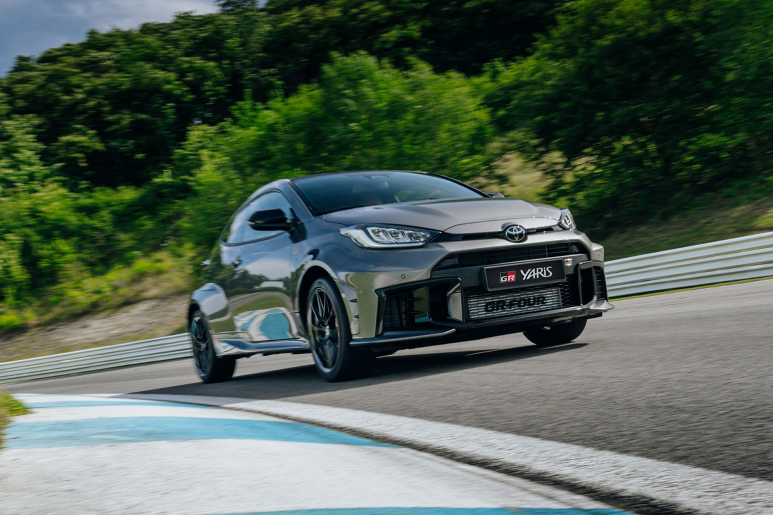 Toyota GR Yaris 2026: motor 300 cv, tração integral e todos os detalhes