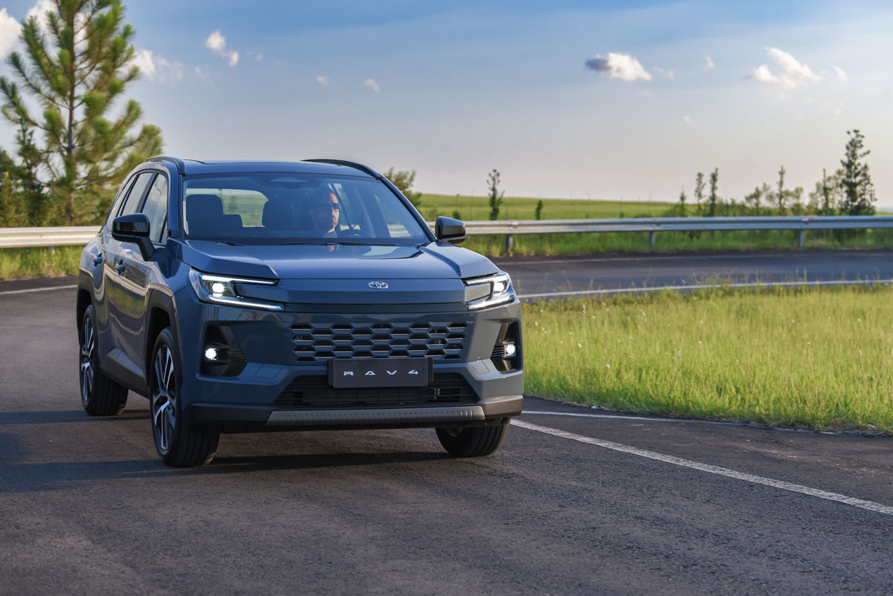 Novo Toyota RAV4 2026 traz visual inédito, mais tecnologia e duas versões híbridas full